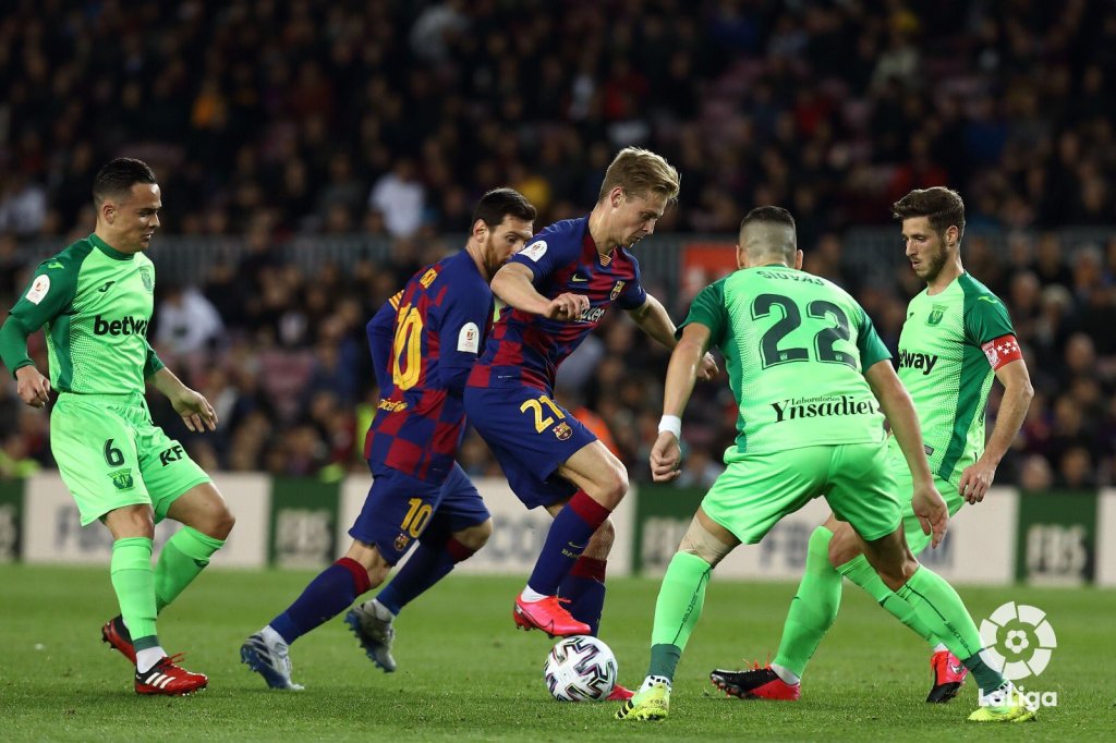 De Jong controlando frente a Siovas