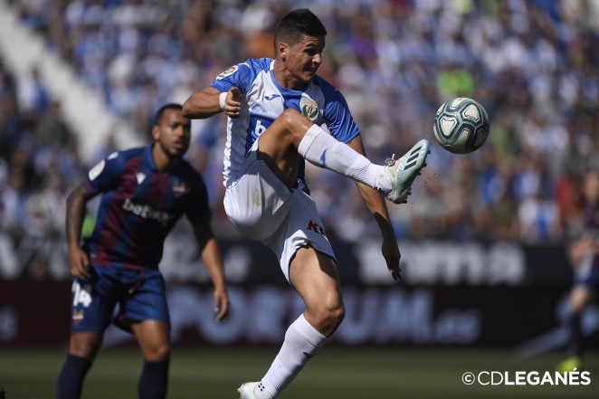 El delantero del Leganés controlando el esférico