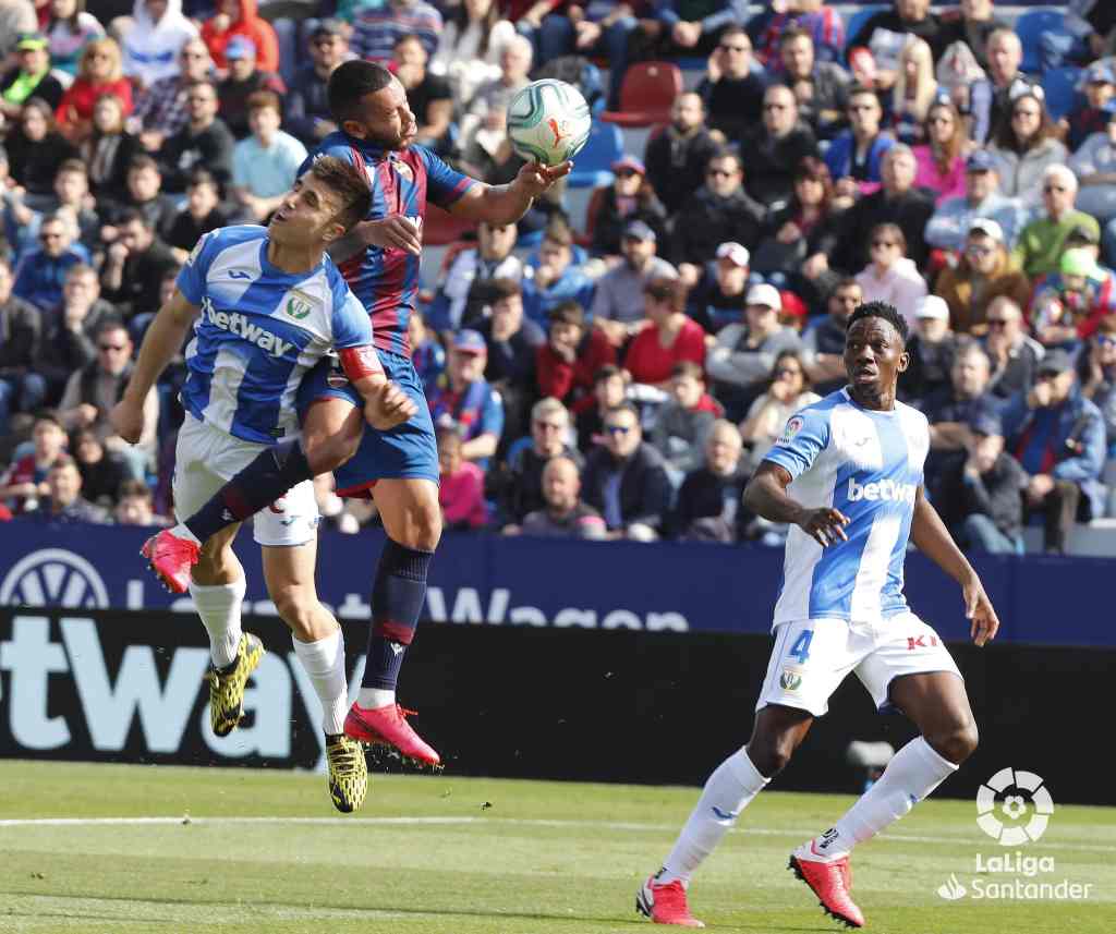 Rubén Vezo saltando junto a Unai Bustinza