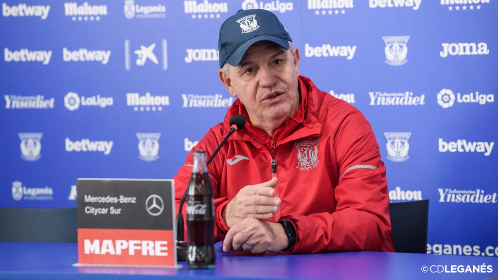 Aguirre respondiendo a los periodistas