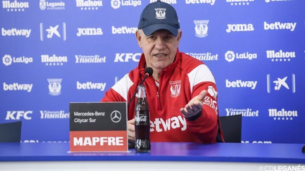 Aguirre responde a un periodista en rueda de prensa.