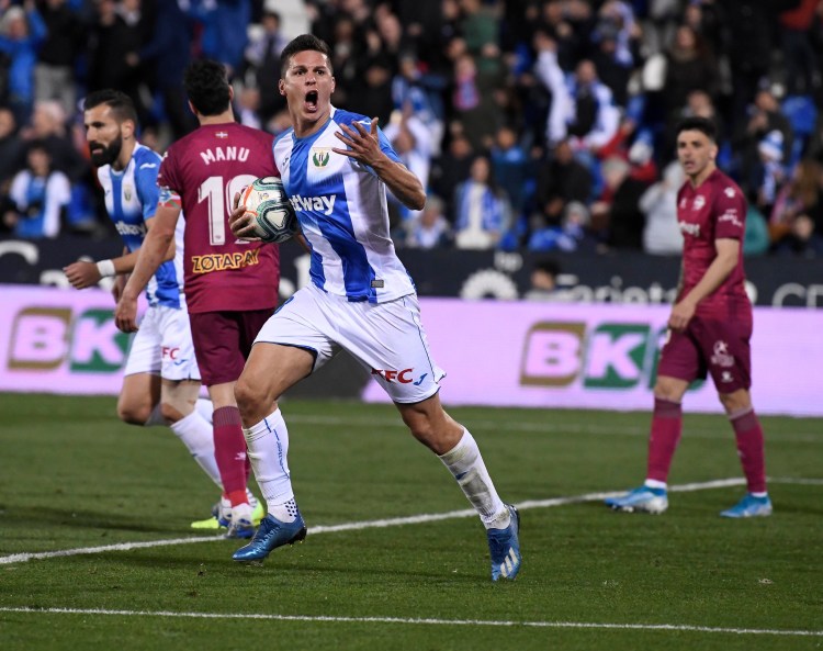 Carrillo coge el balón.