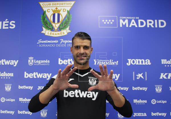 Cuéllar mostrando sus manos